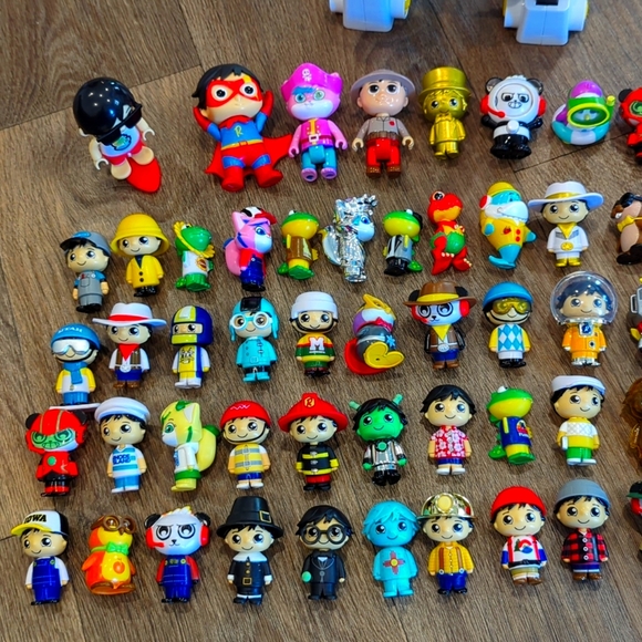 Ryan's World Road Trip figures, Ryan Robot, and other figures - Picture 5 of 7